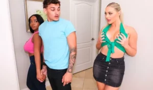 A mulatto woman on the couch arranged a threesome for her boyfriend and gave her a powerful orgasm - MyPornerLeak